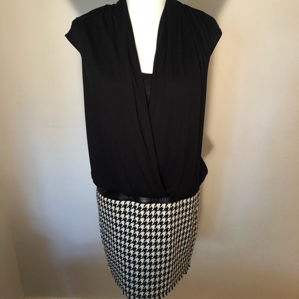 Black/white sleeveless houndstooth dress